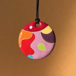 Pendentif rond en émaux sur cuivre cloisonné, multicolore