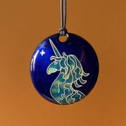 Pendentif rond en émaux sur cuivre cloisonnés représentant une licorne bleue