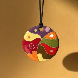 Pendentif rond en émaux sur cuivre cloisonné, multicolore.