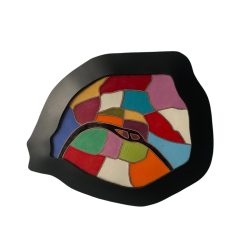 Décoration murale en émaux sur cuivre cloisonnés représentant la ville de Paris et ses arrondissements. Chaque arrondissement a une couleur différente. La décoration est encadré d'une bordure en cuir noir.