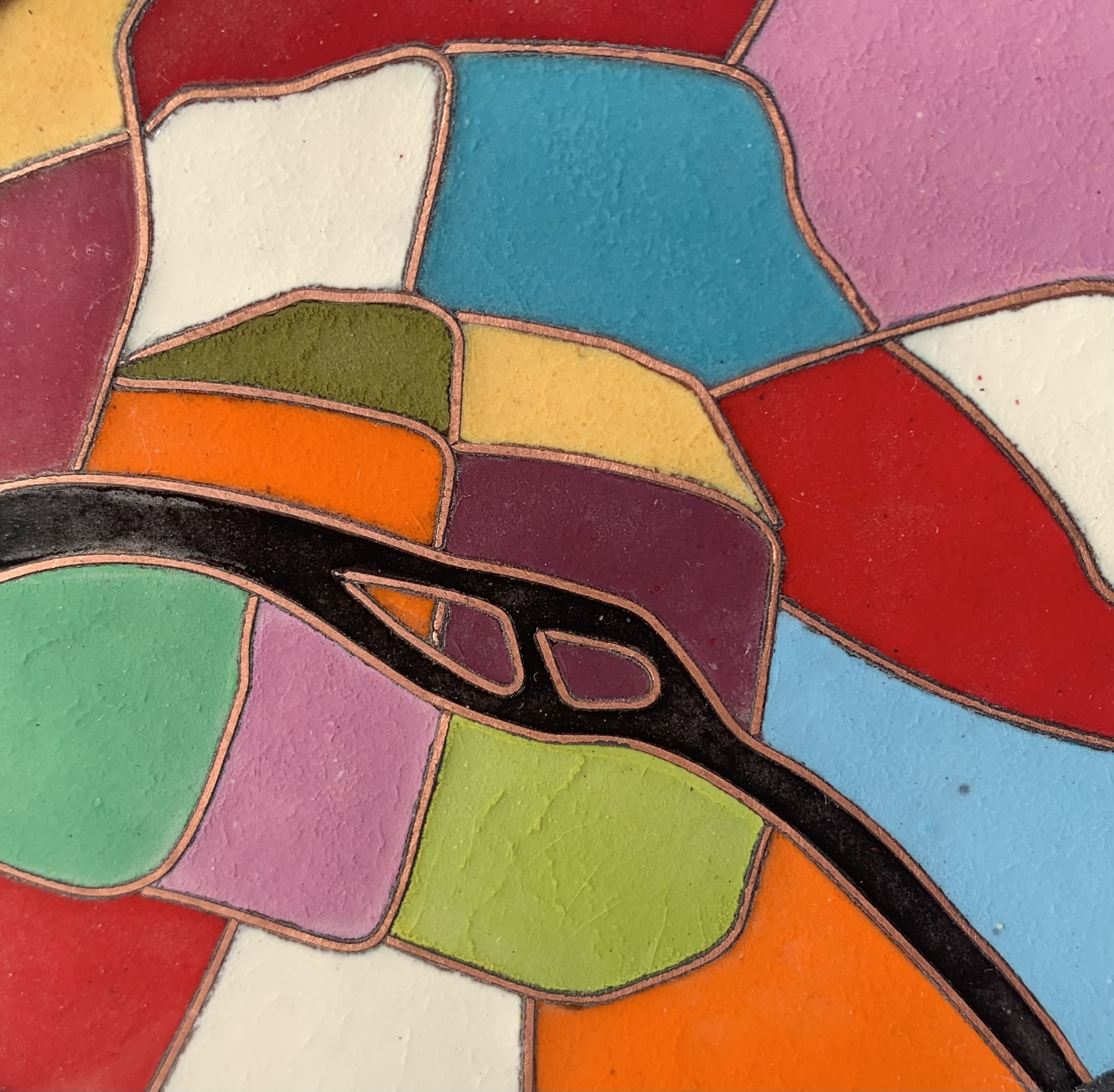 Détails d'une décoration murale en émaux sur cuivre cloisonnés. Représentant le cœur de Paris avec ses arrondissements, la Seine et l'île de la Cité et l'île Saint Louis.