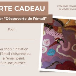 carte cadeau pour un atelier "découverte de l'émail" décorée avec l'image d'un tableau en émaux représentant une grue japonaise dans les tons rose et violine avec une touche de jaune et de blanc.