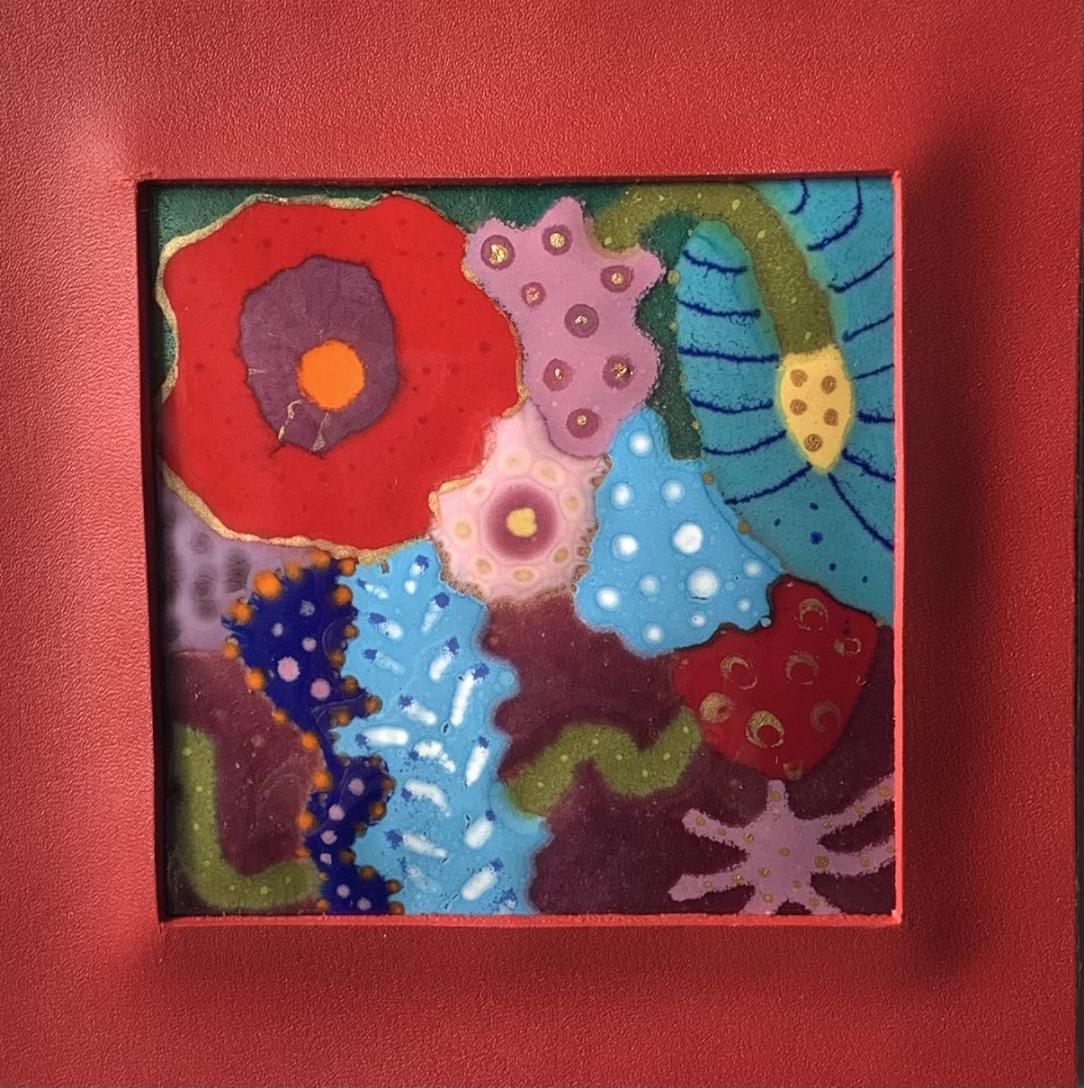 Tableau carré en émaux sur cuivre peint avec cadre en cuir rouge. Le tableau représente des fleurs sauvages multicolores.