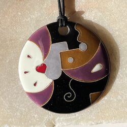 Pendentif rond en émaux sur cuivre cloisonnés.